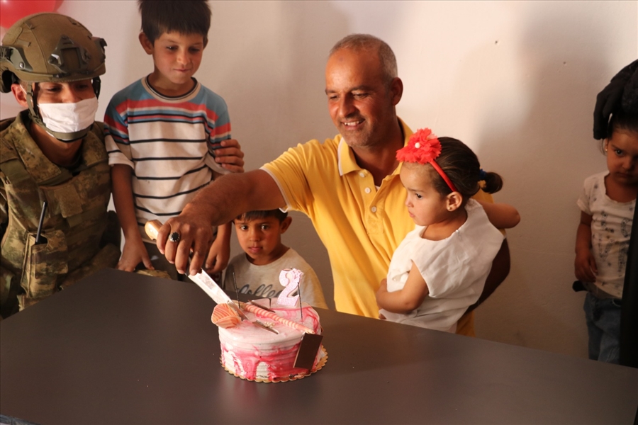 “Barışın Bebeği, Umudun Simgesi” Pınar Bebek İçin Suriye’de Doğum Günü Kutlaması Yapıldı